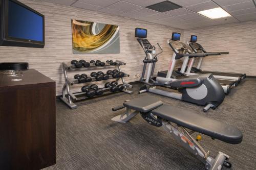 Das Fitnesscenter und/oder die Fitnesseinrichtungen in der Unterkunft Courtyard by Marriott Dulles Airport Chantilly