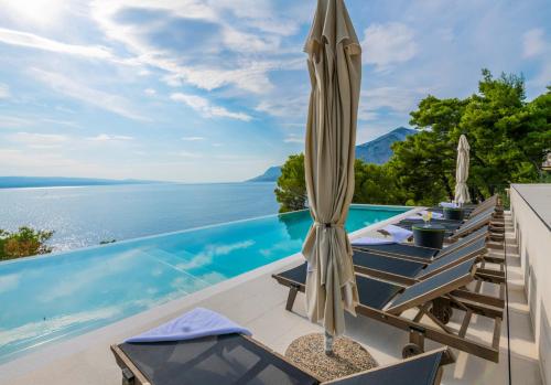 Beautiful Seafront Split Villa 9 Bedrooms Bellamar Vista Retreat Large Heated Infinity Pool Jacuzzi Makarska