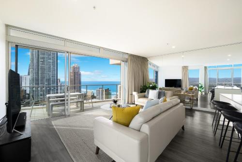 un soggiorno con un divano bianco e una grande finestra di Artique Surfers Paradise - Official a Gold Coast