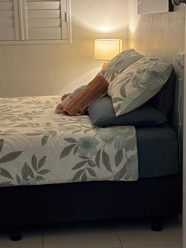 Una cama o camas en una habitación de Whats not to LOVE