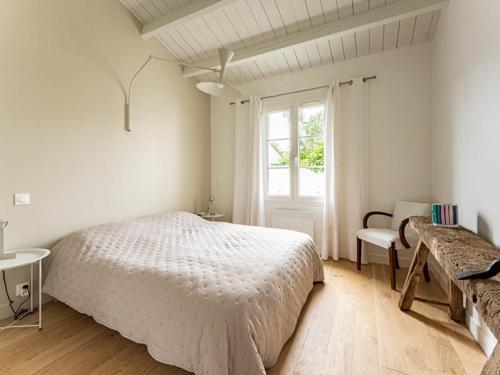 Кровать или кровати в номере Maison de charme 4 chambres, jardin, proche plage et port - FR-1-835-34