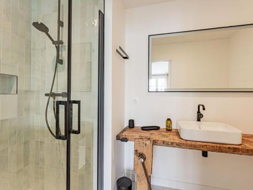 Ванная комната в Maison de charme 4 chambres, jardin, proche plage et port - FR-1-835-34