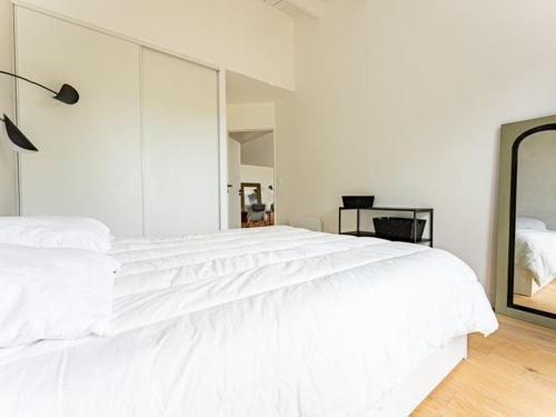 Кровать или кровати в номере Maison de charme 4 chambres, jardin, proche plage et port - FR-1-835-34