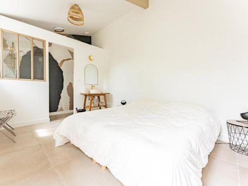 Кровать или кровати в номере Maison de charme 4 chambres, jardin, proche plage et port - FR-1-835-34