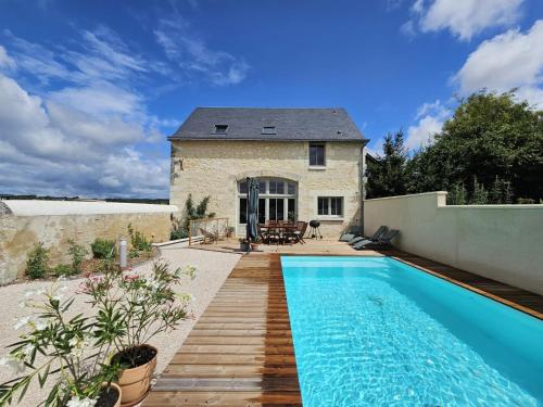 Fotografie z fotogalerie ubytování Charmant Gîte 6 Pers avec Piscine Privée et Jardin, Avon-les-Roches - FR-1-381-629 v destinaci Avon-les-Roches