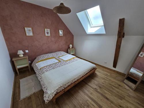 una camera da letto con un letto grande e una finestra di Charmant Gîte 6 Pers avec Piscine Privée et Jardin, Avon-les-Roches - FR-1-381-629 a Avon-les-Roches