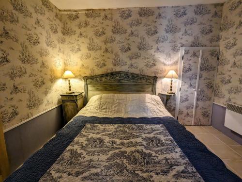 Ένα ή περισσότερα κρεβάτια σε δωμάτιο στο Appartement cosy au cœur de Le Blanc, proche château - FR-1-591-758