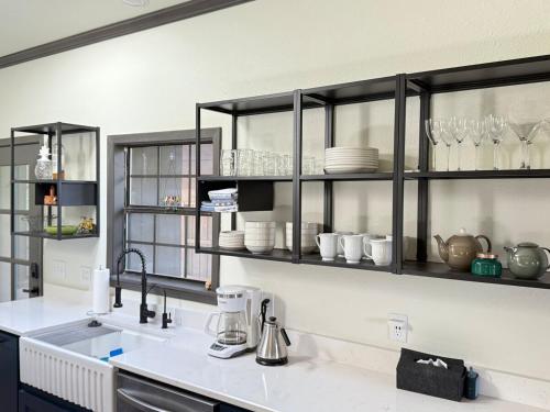 Una cocina o zona de cocina en Modern Mountainside Cabin