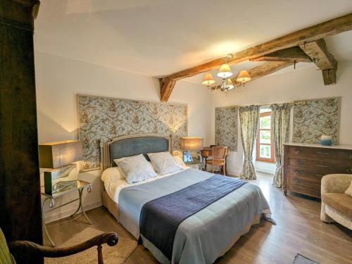 une chambre avec un lit, un bureau et une chaise dans l'établissement Charmant gîte au cœur du Berry avec jacuzzi et terrasse - FR-1-591-757, à Le Blanc