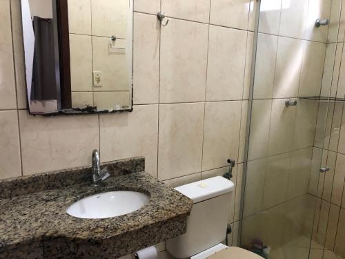 Et badeværelse på Casa Confortável e aconchegante