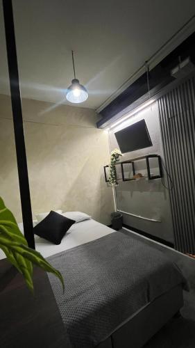 Urban Hostal Barにあるベッド