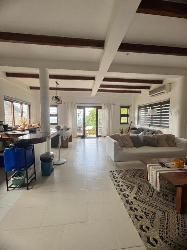 una sala de estar con un sofá y una mesa en Cashew Blossom Boutique Guest Home, en El Nido