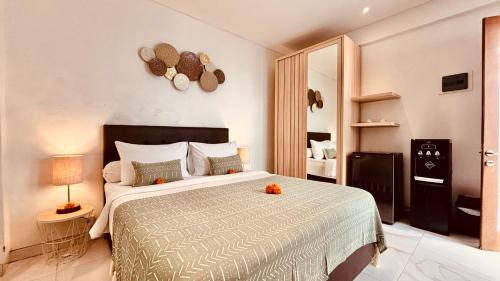 En eller flere senge i et værelse på Ellavie Aparthouse Kerobokan