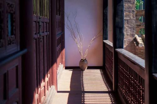 a hallway with a vase with a plant in it at No.3 Garden Hotel in Pi-chi Kuan