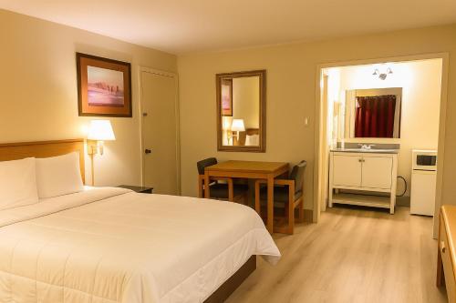Ένα ή περισσότερα κρεβάτια σε δωμάτιο στο River Forest Inn