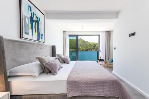 Postel nebo postele na pokoji v ubytování Captivating Dubrovnik Villa Villa Belle Riviere Private Infinity Pool