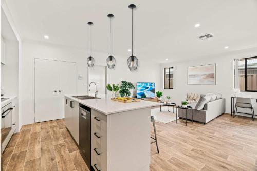 Η κουζίνα ή μικρή κουζίνα στο Hosted Modern Comfort in Piara Waters Perfect for Fam