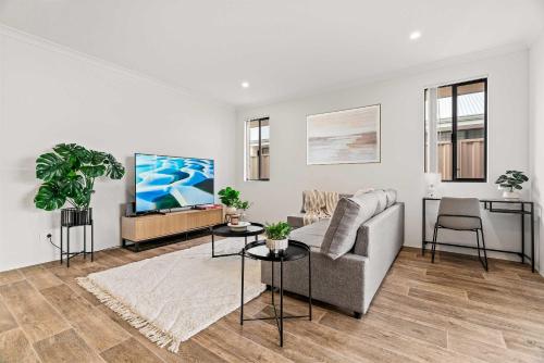 Χώρος καθιστικού στο Hosted Modern Comfort in Piara Waters Perfect for Fam