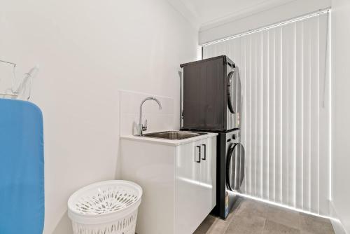 Η κουζίνα ή μικρή κουζίνα στο Hosted Modern Comfort in Piara Waters Perfect for Fam