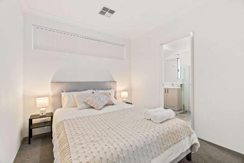 Ένα ή περισσότερα κρεβάτια σε δωμάτιο στο Hosted Modern Comfort in Piara Waters Perfect for Fam