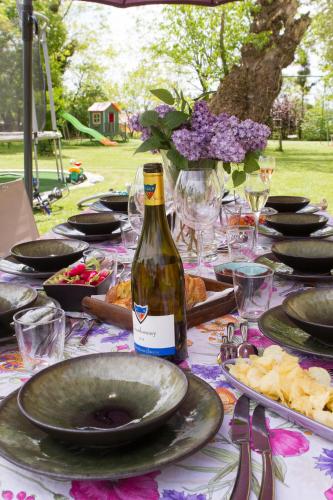 - une table avec une bouteille de vin et des assiettes de nourriture dans l'établissement La Métairie du Clos Saint Louis, à Montréal
