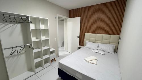 a small room with a bed and shelves at Apartamento Térreo Completo! Com Ótima Localização in Fortaleza