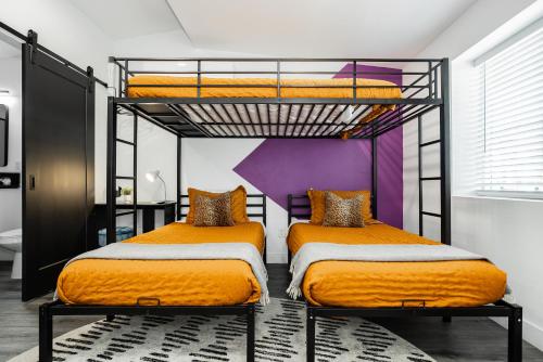 Ένα ή περισσότερα κρεβάτια σε δωμάτιο στο St Louis Premier Studio Escape Luxe Stay Near Vegas Strip