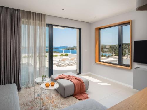 un soggiorno con vista sull'oceano di Exquisite Murter Villa Villa Luxor 4 Bedrooms Heated Pool & Spa & Gym Jezera a Jezera