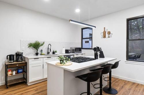 Η κουζίνα ή μικρή κουζίνα στο Near Stadium 2 Bdrm House w Fire Pit Free WiFi