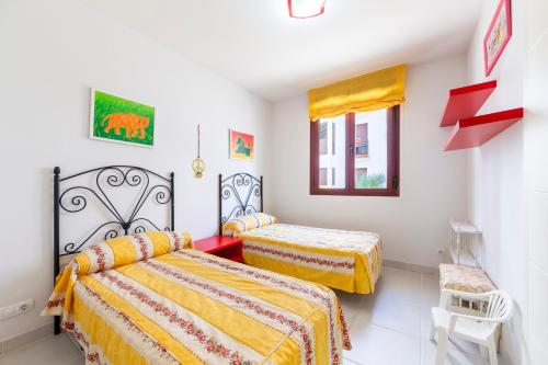 une chambre avec deux lits et une fenêtre dans l'établissement Apartamento increible Playazo Vera, à Vera