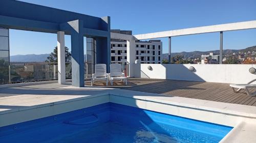 een zwembad op het dak van een gebouw bij Exelente departamento en Carlos Paz in Villa Carlos Paz