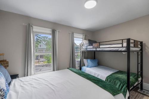 una camera da letto con due letti a castello e una finestra di Heart Of Niagara Falls Stylish a Niagara Falls