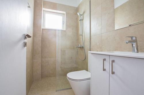 ein Badezimmer mit Dusche, Toilette und Waschbecken in der Unterkunft Villa Olive Thalassa, Brand New, Luxury 3Bdr Protaras Villa With Private Pool in Protaras