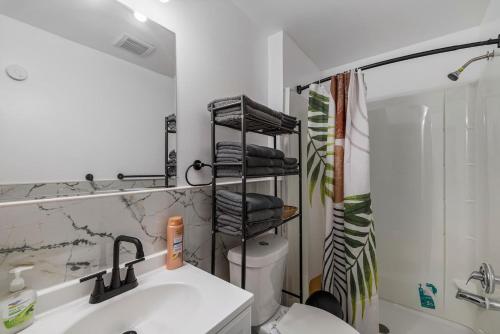 un bagno con lavandino, WC e specchio di Heart Of Niagara Falls Stylish a Niagara Falls