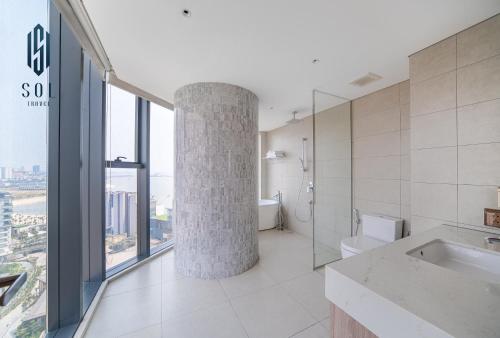 a bathroom with a tub and a toilet and a window at À La Carte Homestay By Sol Travel in Kon Rung (1)