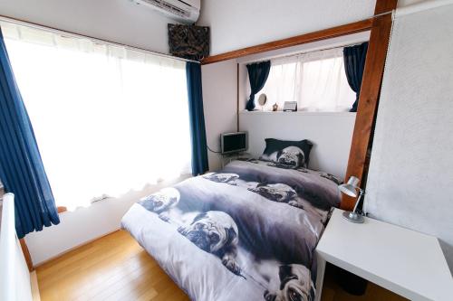 a bedroom with two beds and a window at Oasis Wadaura in Minamiboso