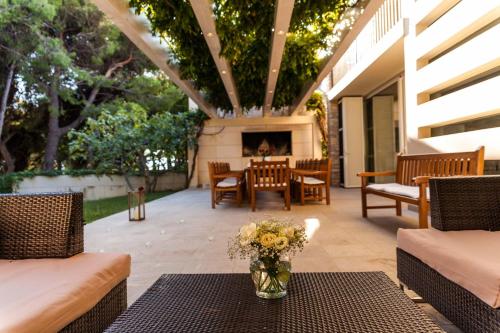Illustrious Brac Villa 6 Bedrooms Villa Bol Waterfront Private Pool