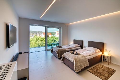 Ένα ή περισσότερα κρεβάτια σε δωμάτιο στο Magical Zadar Villa 6 Bedrooms Villa Ocean Fantasy Astounding Sea Views