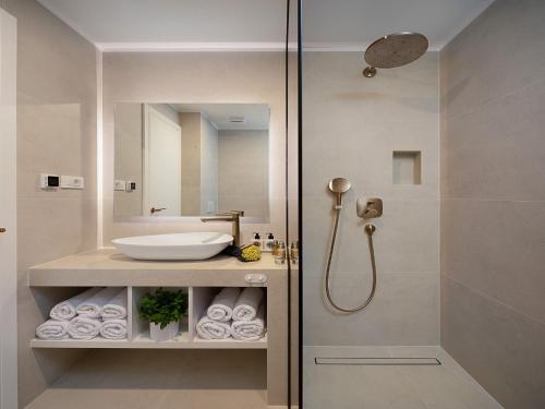 O baie la Spectacular Trogir Villa 4 Bedrooms Villa Trogir Sunrise Breath-Taking Sea Views & Heated Swimming Pool