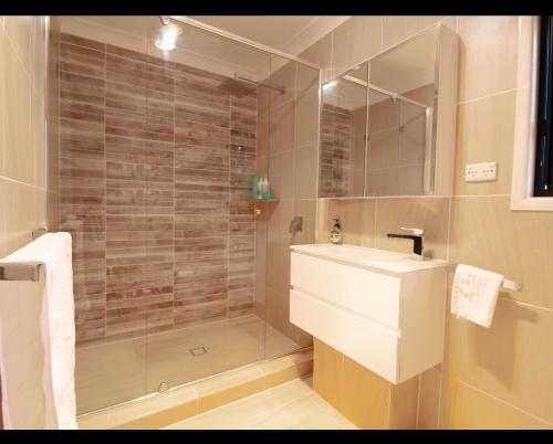 Koupelna v ubytování Classy Modern self contained Studio- Private & Peaceful