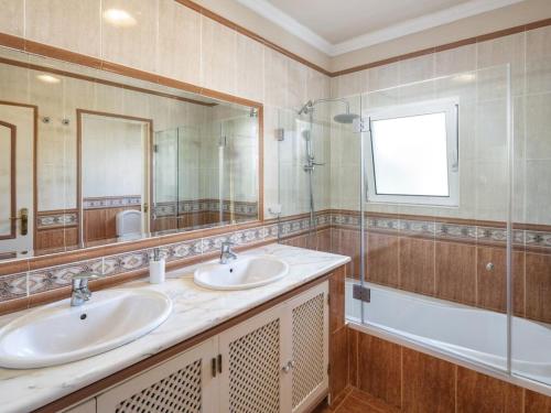 łazienka z 2 umywalkami, lustrem i wanną w obiekcie Villa Vale De Lapa, Amazing Sea Views, Heated Swimming Pool, Jacuzzi, Ac - Stunning House w mieście Carvoeiro