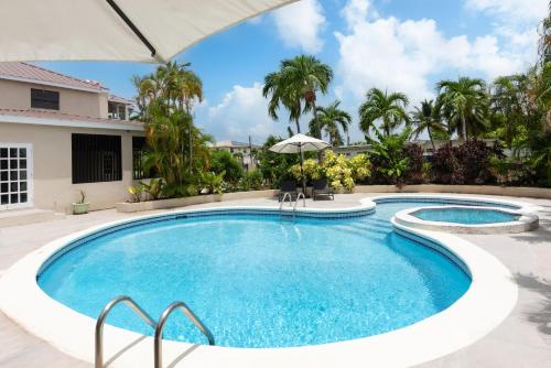 Πισίνα στο ή κοντά στο Luxe Retreat With Private Pool - The June villa