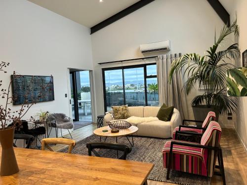 Гостиная зона в SEAduction Luxury Apartment
