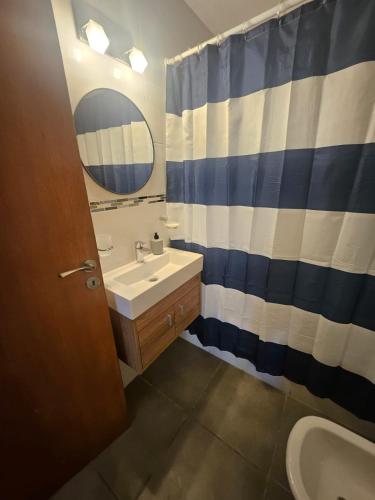 a bathroom with a sink and a mirror at Cómodo y moderno departamento en Buenos Aires in Buenos Aires