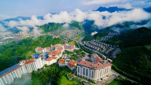 eine Luftaufnahme eines Resorts in den Bergen in der Unterkunft Zhangjiajie Country Garden Phoenix Suites Hotel in Zhangjiajie