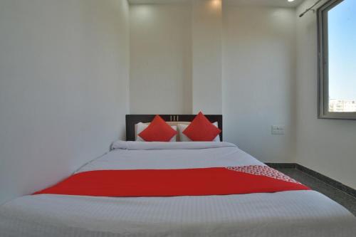Ein Bett oder Betten in einem Zimmer der Unterkunft HOTEL CLEAR SKY NEAR UDAIPUR CITY RAILWAY Station