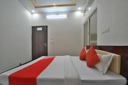 Ein Bett oder Betten in einem Zimmer der Unterkunft HOTEL CLEAR SKY NEAR UDAIPUR CITY RAILWAY Station