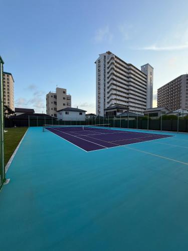 Instalaciones para jugar a tenis o squash en 御宿ガーデンヴィラ o alrededores
