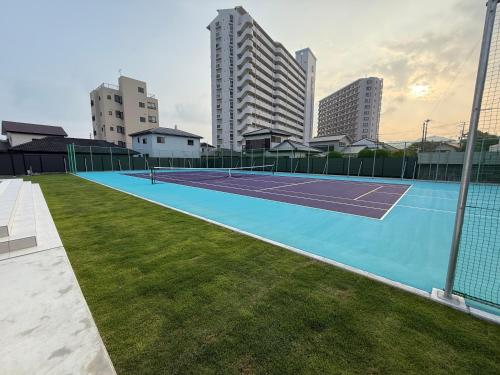 Instalaciones para jugar a tenis o squash en 御宿ガーデンヴィラ o alrededores