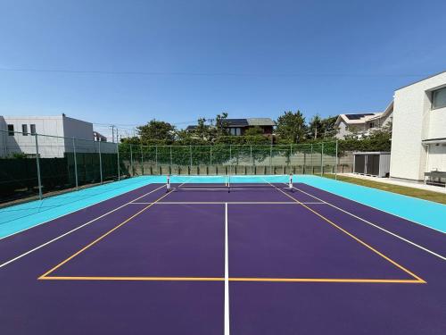 Instalaciones para jugar a tenis o squash en 御宿ガーデンヴィラ o alrededores
